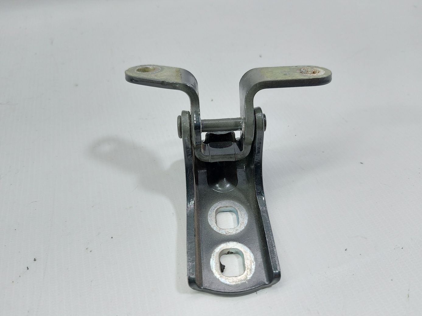 Malibu Петля двері передньої правої нижня Chevrolet Malibu 2013-2022 13501716 Chevrolet Malibu 3