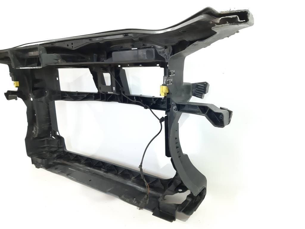 Товары с дефектами Панель передняя (телевизор) дефект Volkswagen Passat 2006-2010 3C0805588J Volkswagen Passat 9