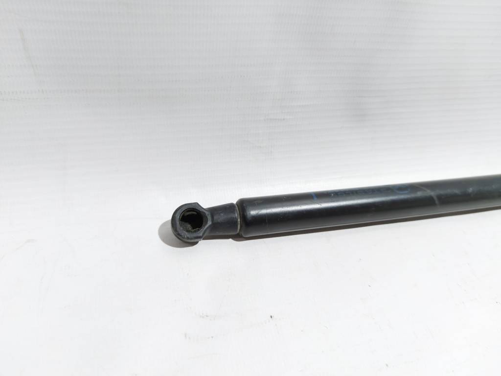 3 Амортизатор кришки багажника Mazda 3 2014-2018 BJT663620A Mazda 3 2
