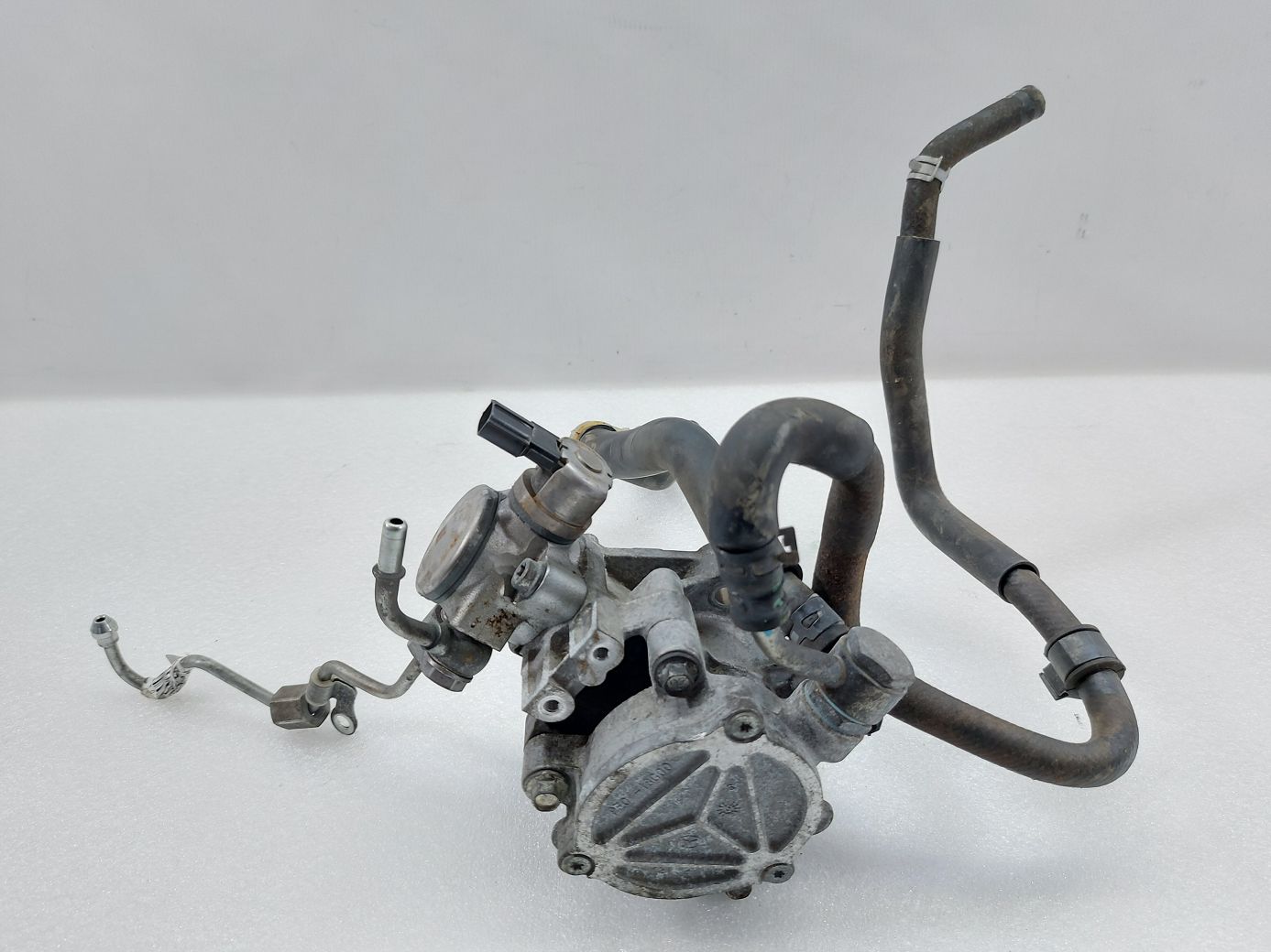 6. Вакуумний насос Mazda 6 2014-2021 PE0718G00B Mazda 6