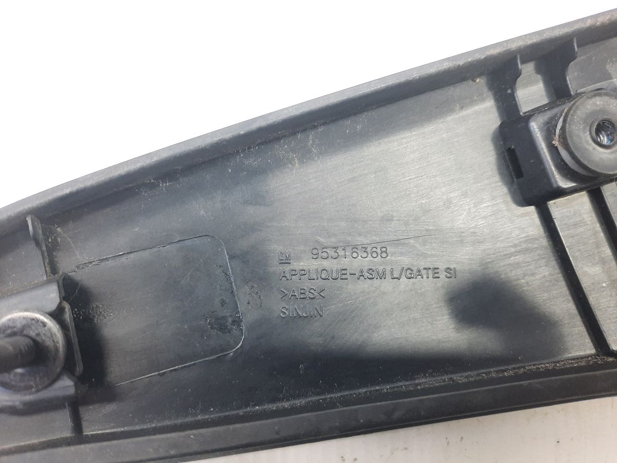 Trax Молдинг кришки багажника зовнішній правий Chevrolet Trax 2015-2021 95316368 Chevrolet Trax 7