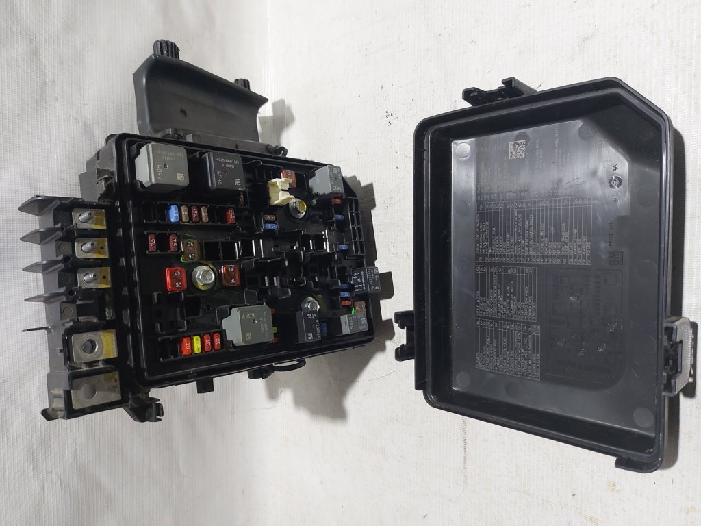 Cruze Блок запобіжників під капотом Chevrolet Cruze 2016-2019 39023243 Chevrolet Cruze 7