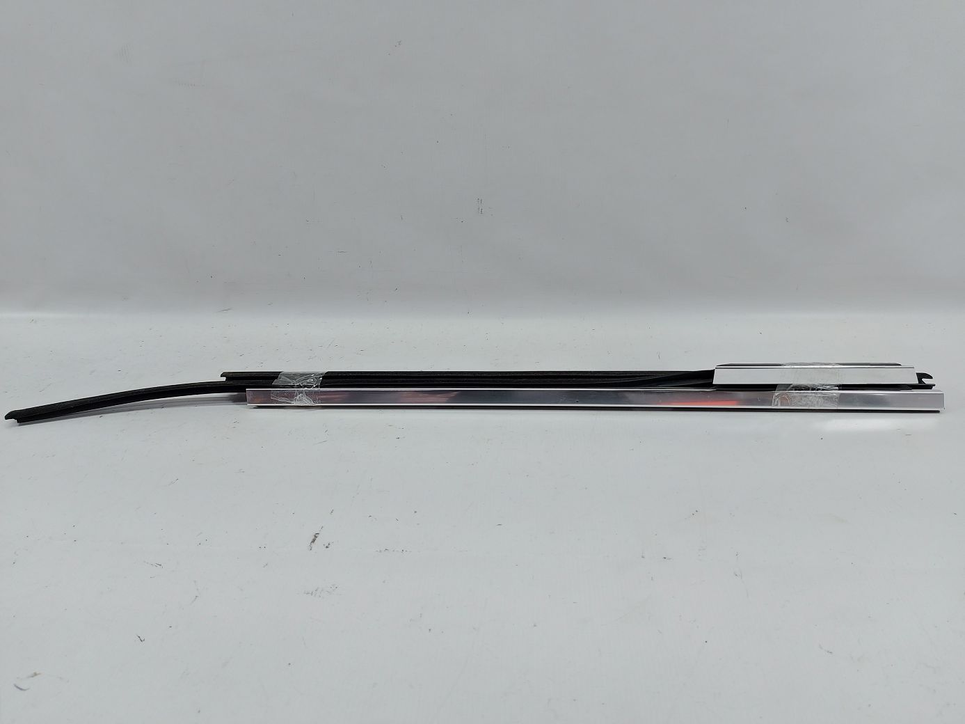 7 series. Ущільнювальна гумка скла двері задньої правої внутрішня (хром) BMW 7 2009-2015 51357206452 BMW 7