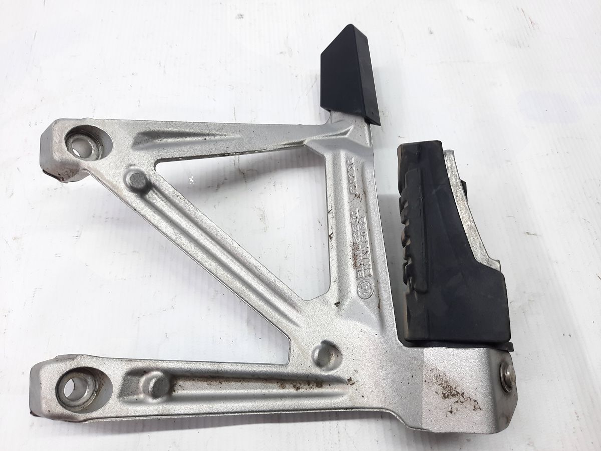 R 1200 Упор для ног пассажира правый BMW R 1200 2014 46718556264 BMW R 1200 8 R 1200 Упор для ног пассажира правый BMW R 1200 2014 46718556264 BMW R 1200 8