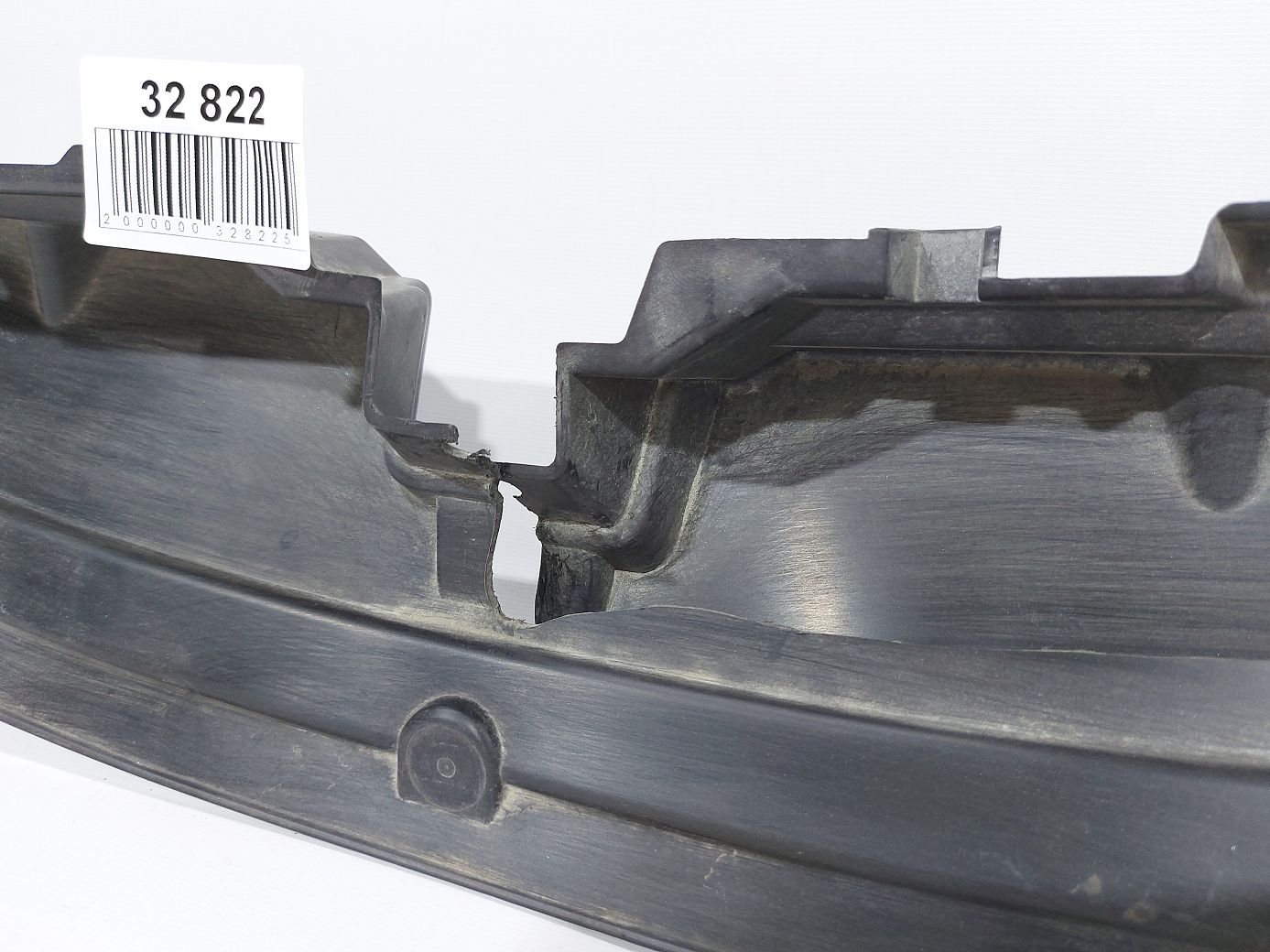 Fiesta sedan Дефлектор радіатора верхній Ford Fiesta sedan 2014-2019 D2BZ58001A04A Ford Fiesta sedan 4