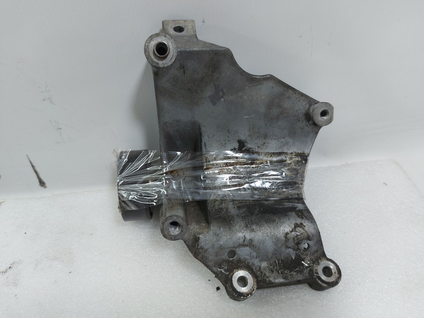 Xf. Кронштейн компресора з обвідним роликом Jaguar XF 2013-2015 CW9319D624AB Jaguar XF