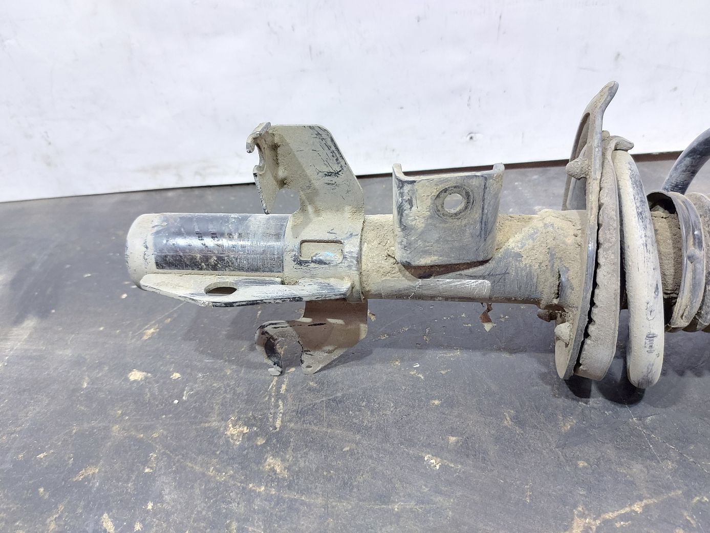 200 limited Стійка амортизатора передня ліва Chrysler 200 Limited 2015-2017 4877693AE Chrysler 200 Limited 3