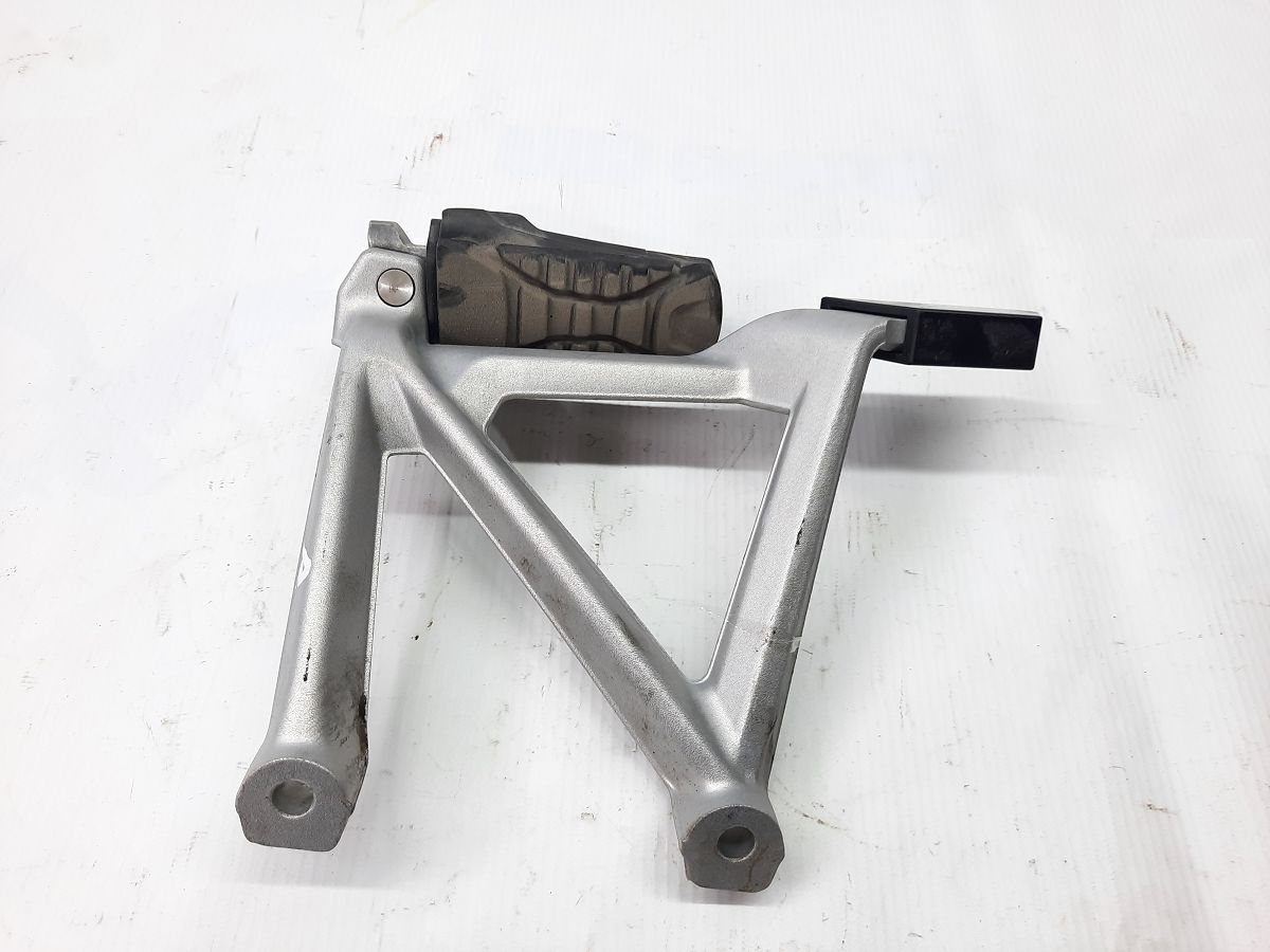 R 1200. Упор для ніг пасажира правий BMW R 1200 2014 46718556264 BMW R 1200