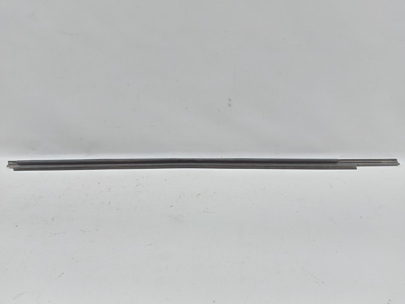 Prius Уплотнительная резинка стекла двери передней левой наружная Toyota Prius 2012-2019 6821052210 Toyota Prius 4