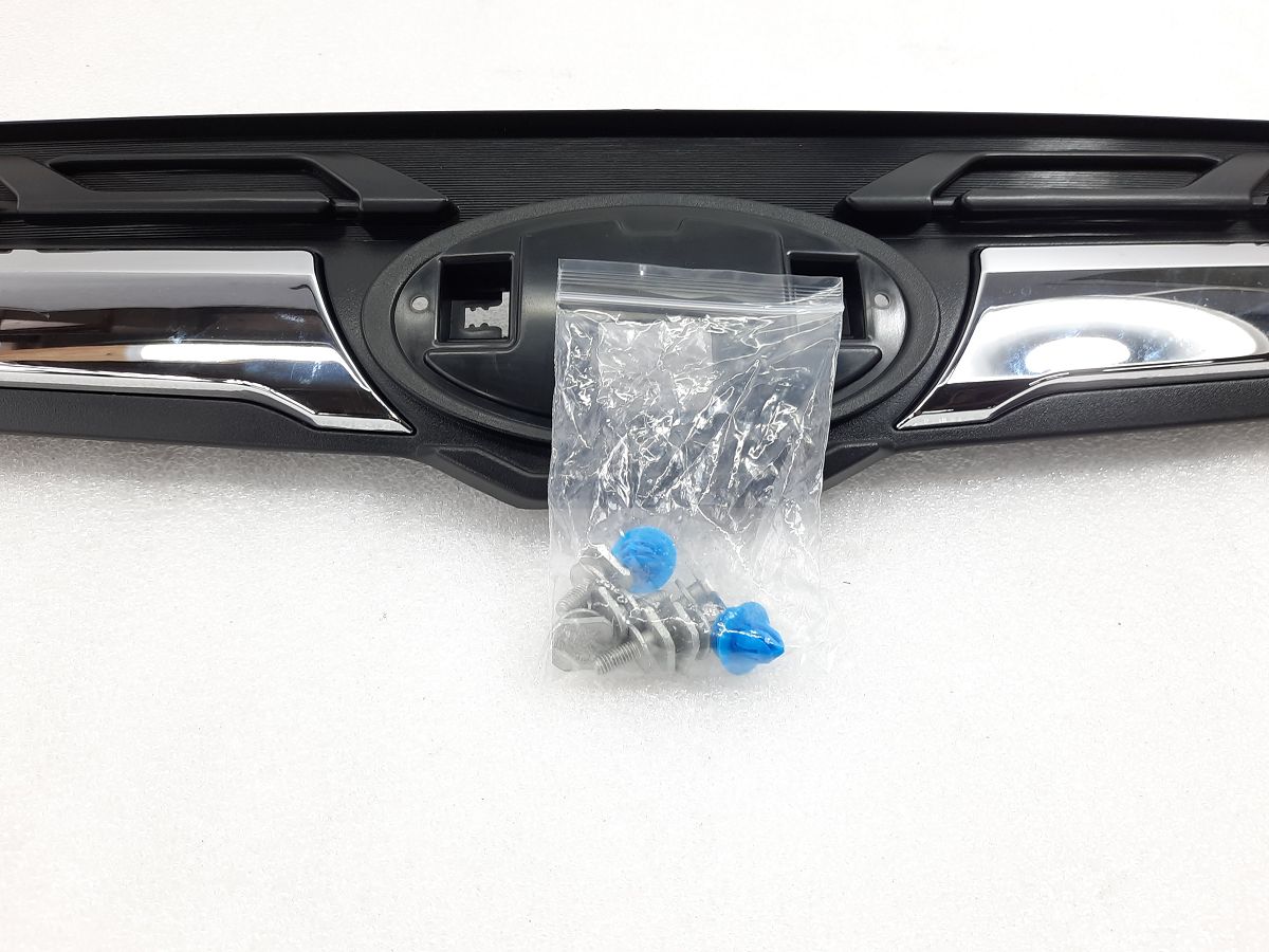 Молдинги решітки радіатора Накладка під емблему в решітку радіатора Subaru Forester 2014-2016 91121SG050 Subaru Forester 5