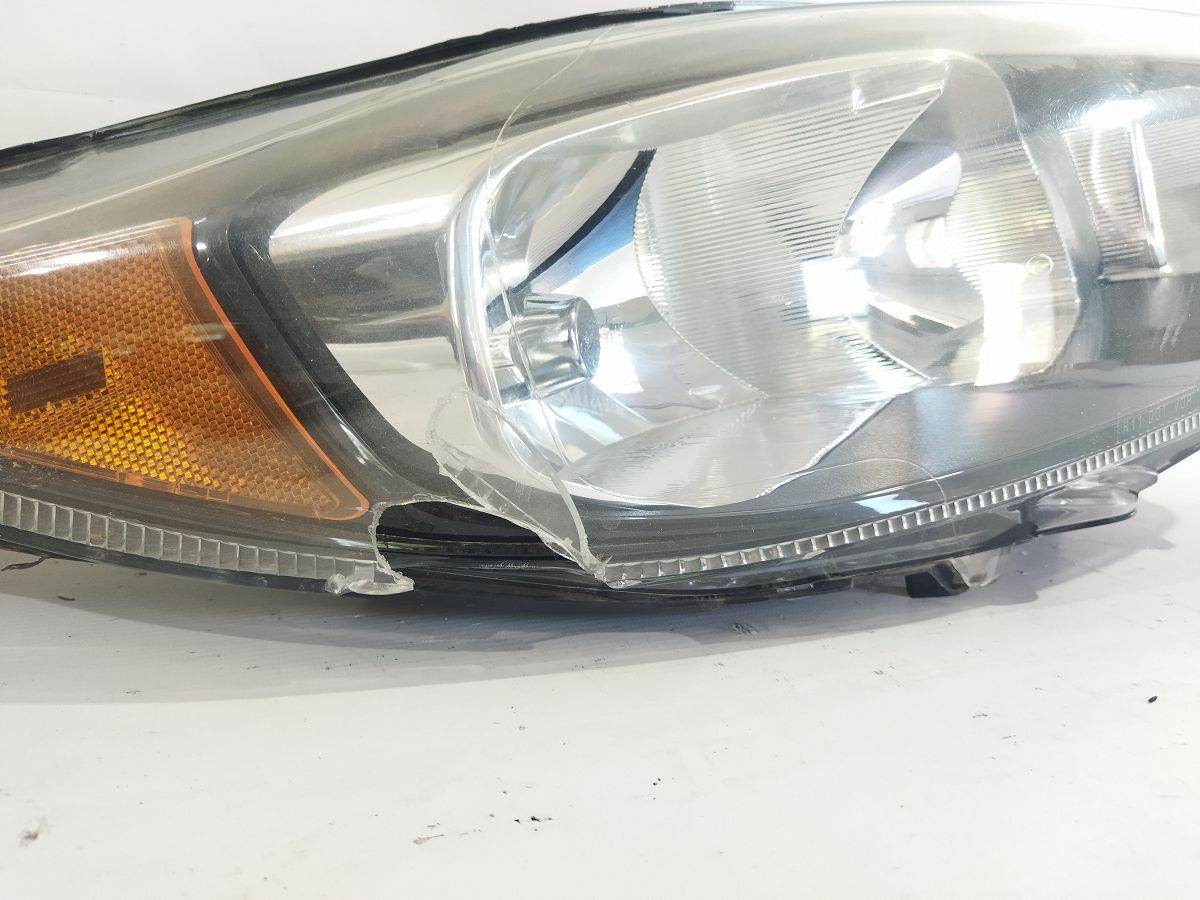 Товари з дефектами Фара передня права (бита) Ford Fiesta 2014-2019 D2BZ13008J Ford Fiesta 3 Товари з дефектами Фара передня права (бита) Ford Fiesta 2014-2019 D2BZ13008J Ford Fiesta 3