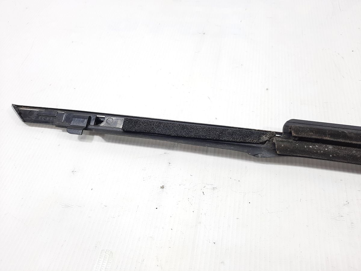 Cadenza Ущільнювальна гумка скла передньої лівої зовнішня (хром) Kia CADENZA 2014-2016 822103R001 Kia CADENZA 4 Cadenza Ущільнювальна гумка скла передньої лівої зовнішня (хром) Kia CADENZA 2014-2016 822103R001 Kia CADENZA 4