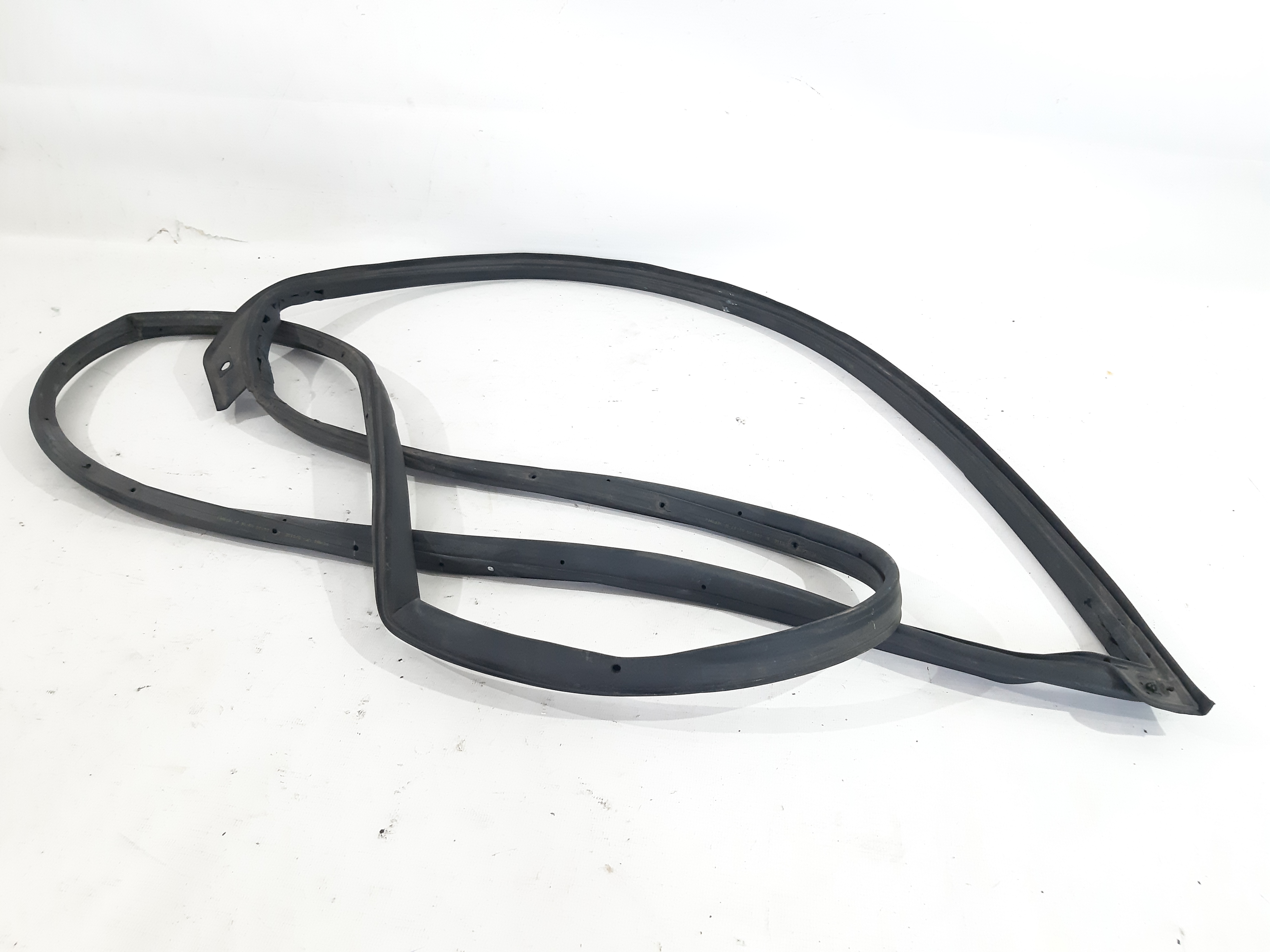 Sonata Уплотнитель двери передней левой Hyundai Sonata 2011-2015 821303S000 Hyundai Sonata 6