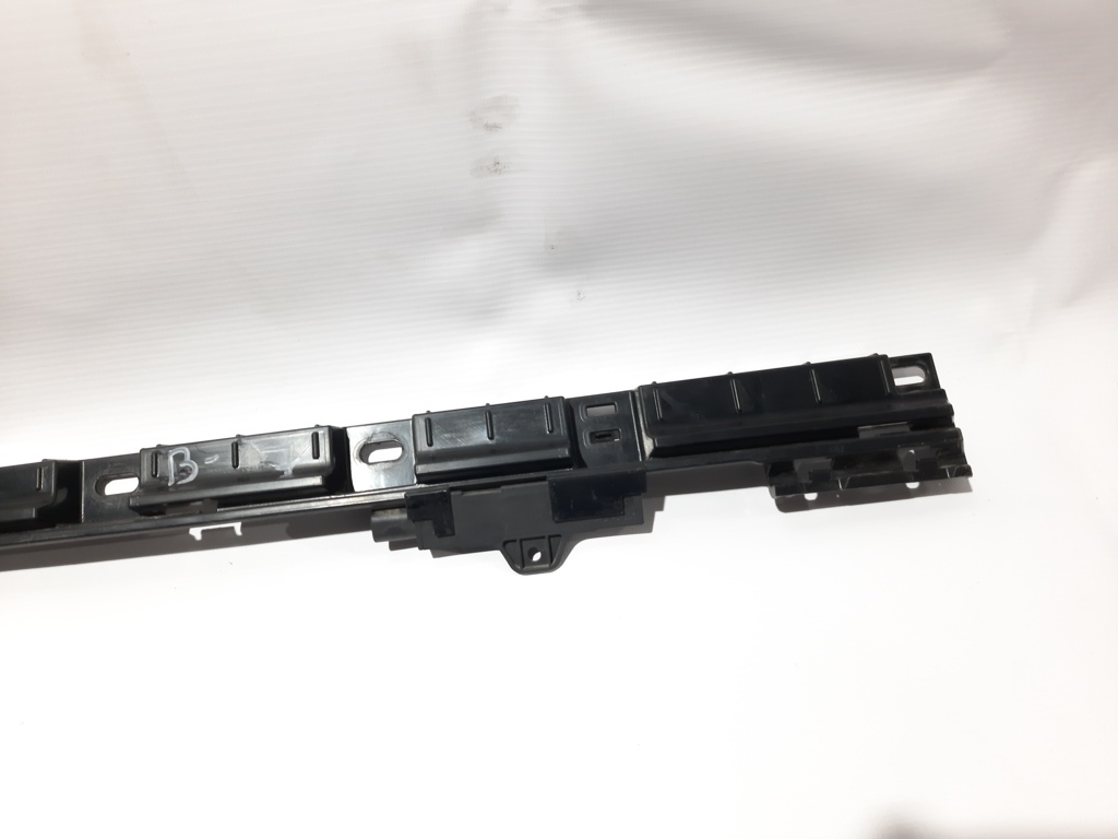 7 series Кріплення накладки порога заднє праве BMW 7 2012 7187102 BMW 7 4