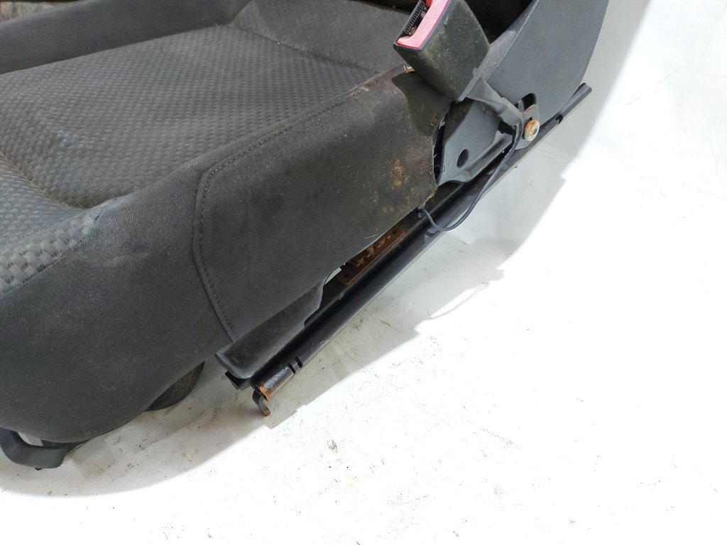 Passat s Сидіння переднє праве Volkswagen Passat S 2011-2018 5C6881106Q Volkswagen Passat S 4