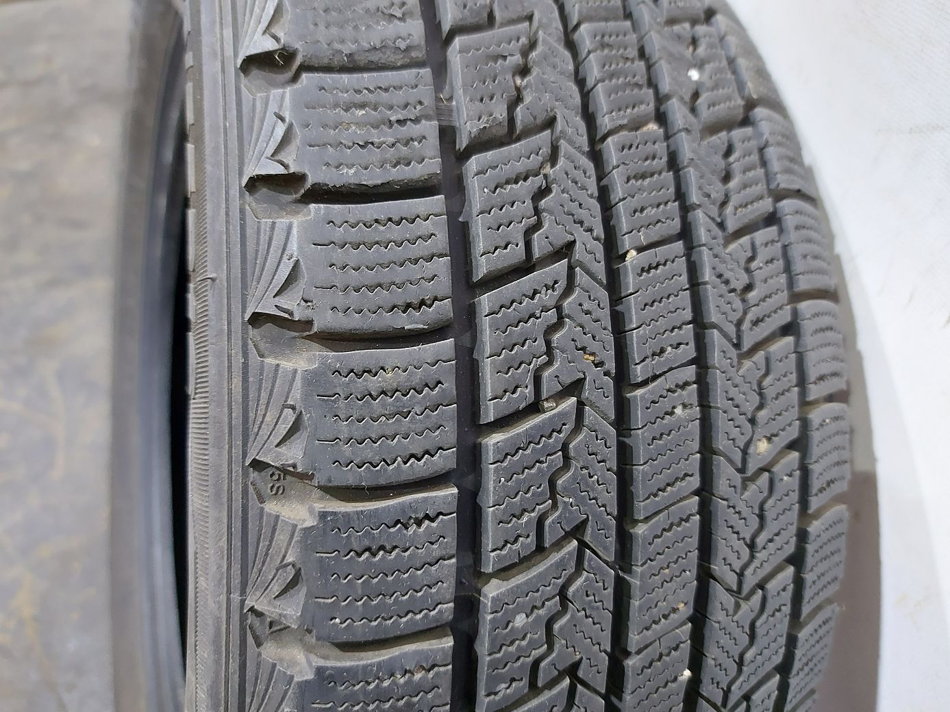 Зимние шины Гума Roadstone Winguard Ice 195/55R16 87Q зима 4