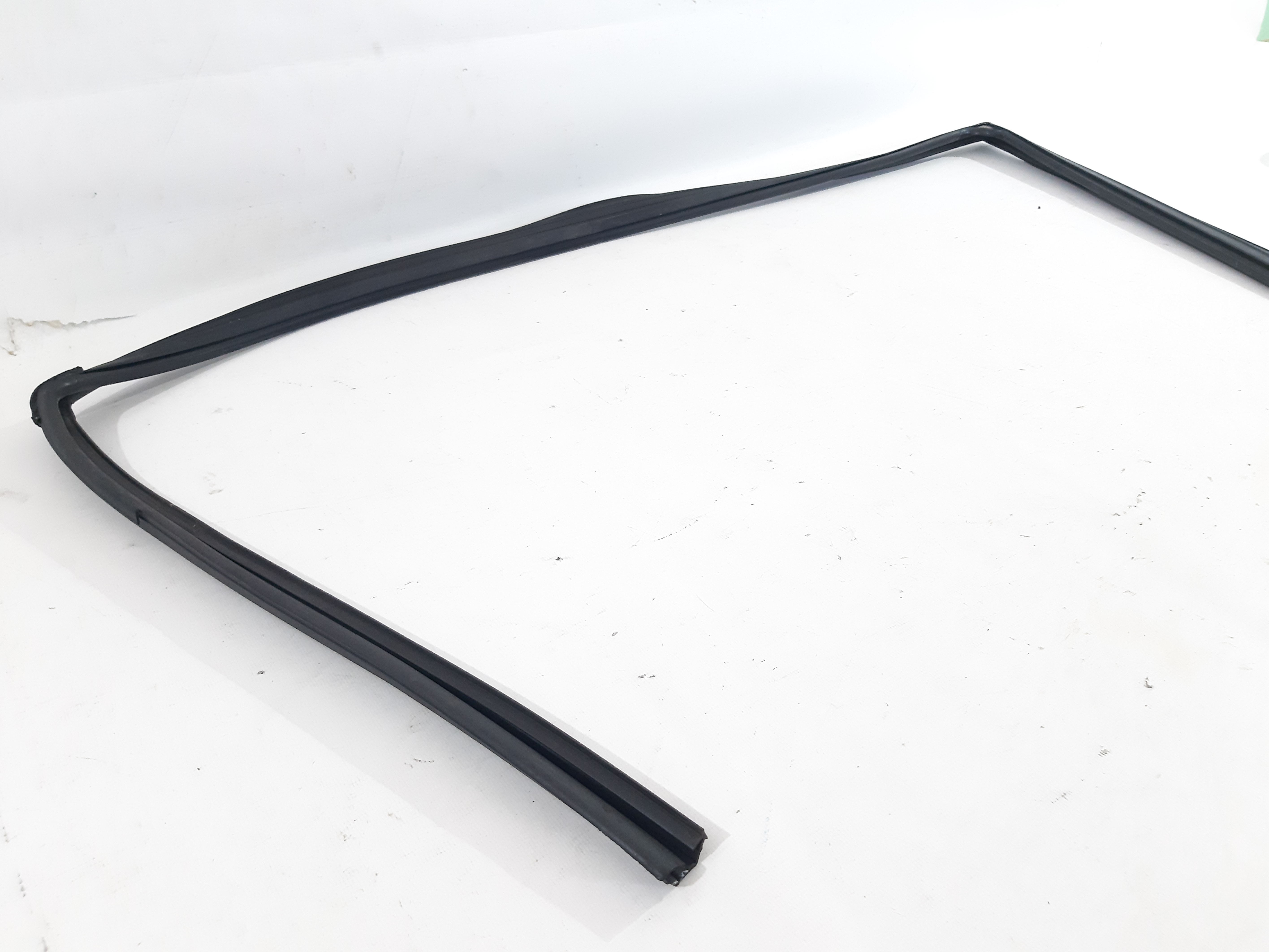 Sonata Ущільнювач скла дверей правого переднього Hyundai Sonata 2011-2015 825403Q000 Hyundai Sonata 2