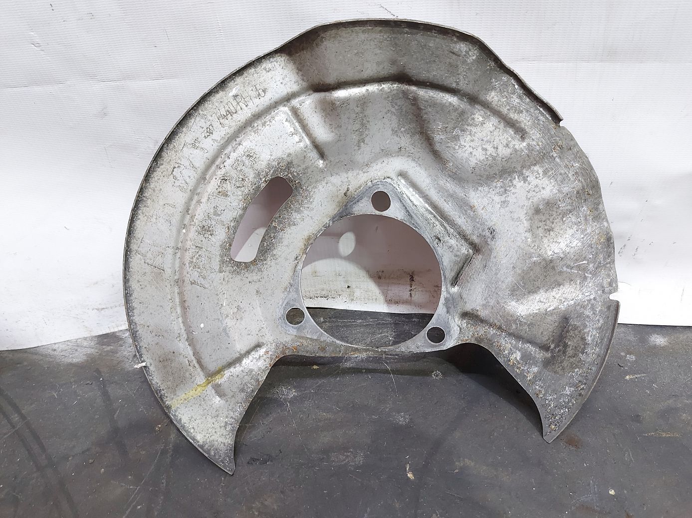 Malibu Пыльник тормозного диска переднего правого Chevrolet Malibu 2016-2021 23377440 Chevrolet Malibu 2 Malibu Пыльник тормозного диска переднего правого Chevrolet Malibu 2016-2021 23377440 Chevrolet Malibu 2