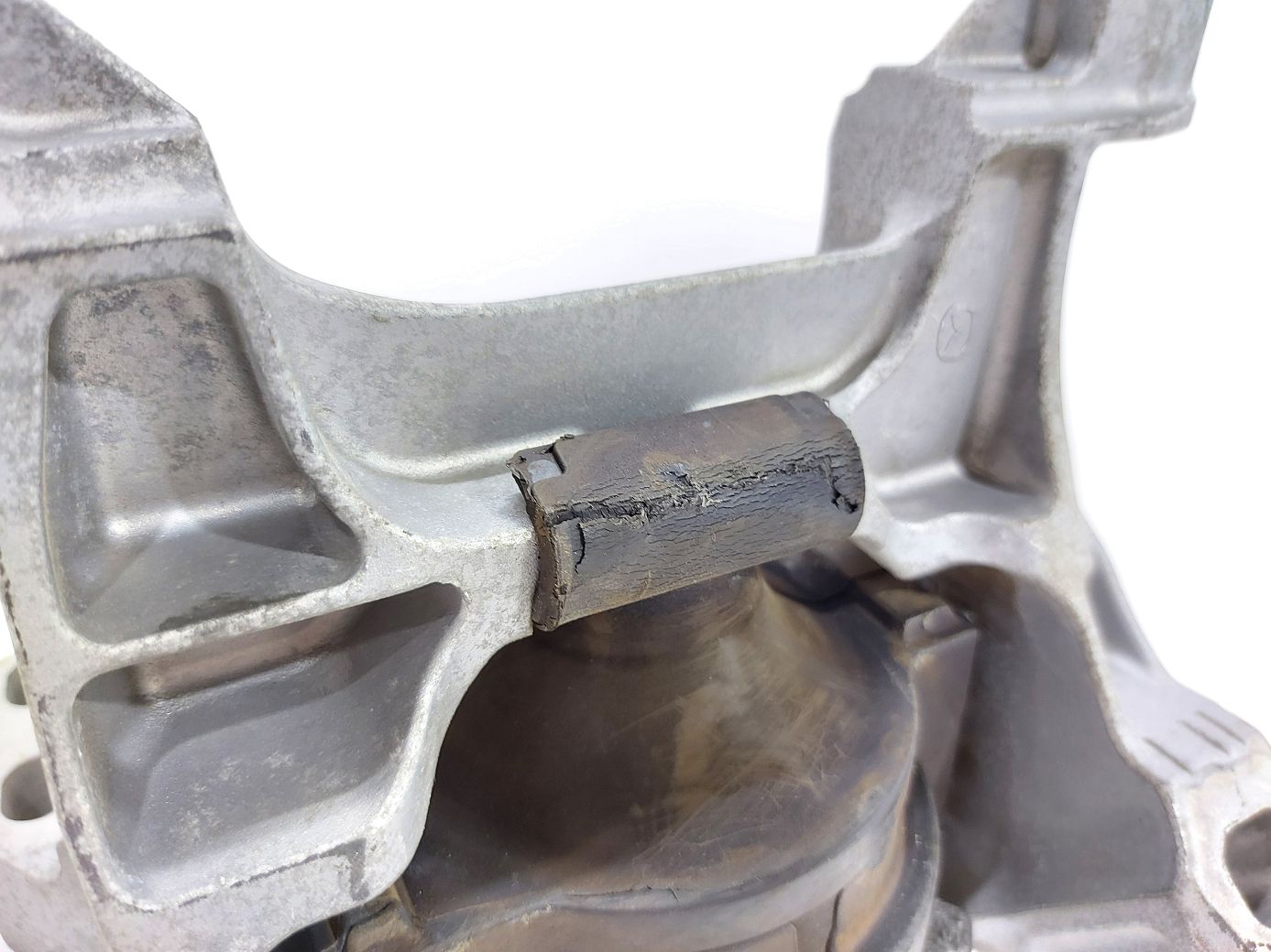 3 Подушка двигуна Mazda 3 2014-2018 GHR939060A Mazda 3 4