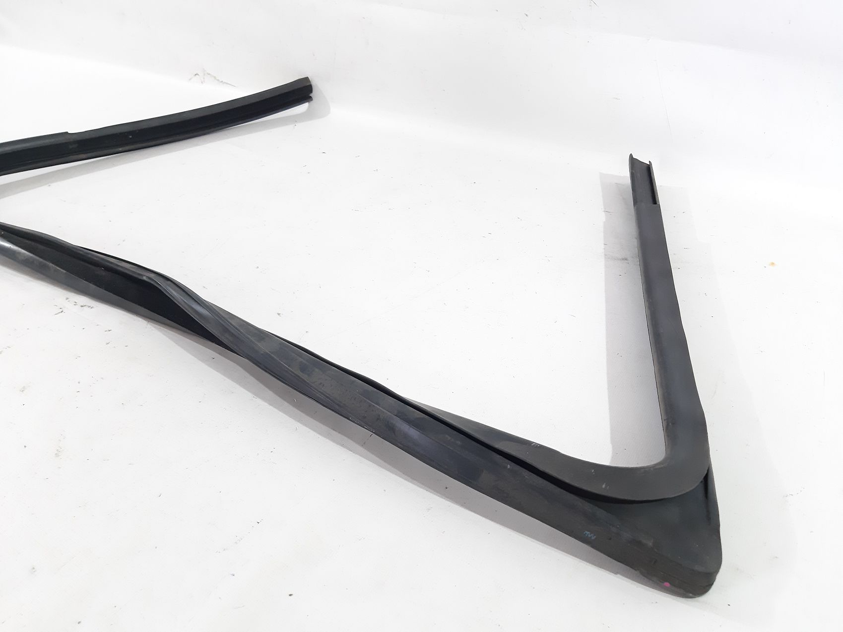 Compass Уплотнительная резинка стекла двери передней левой Jeep Compass 2007-2017 5074657AF Jeep Compass 4