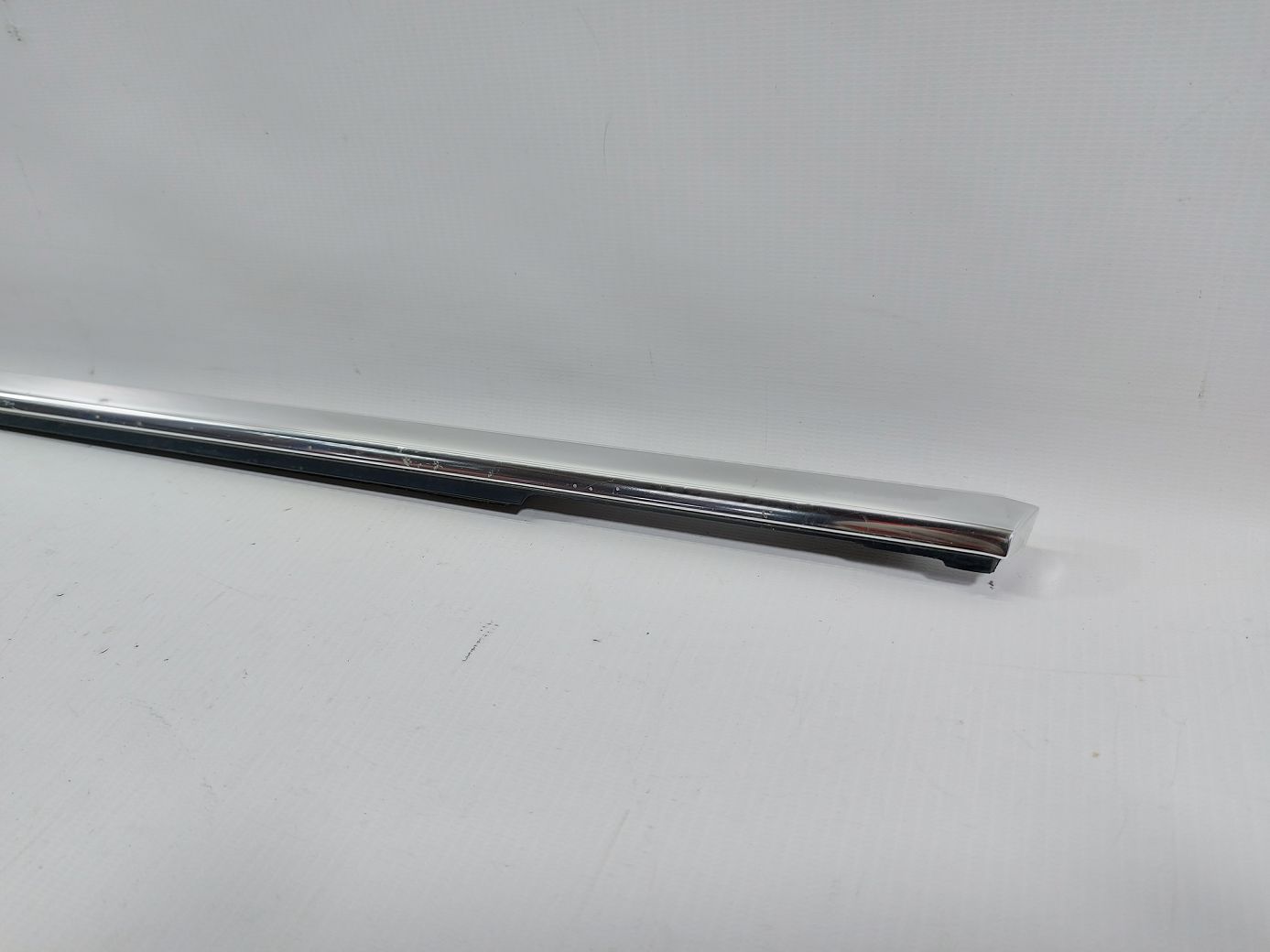 Passat s Ущільнювальна гумка скла двері задньої правої зовнішня (хром) Volkswagen Passat S 2012-2019 561839476B7Z7 Volkswagen Passat S 2