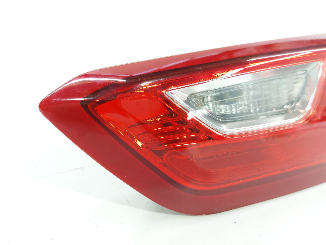 Malibu Ліхтар кришки багажника правий Chevrolet Malibu 2016-2021 84130997 Chevrolet Malibu 4