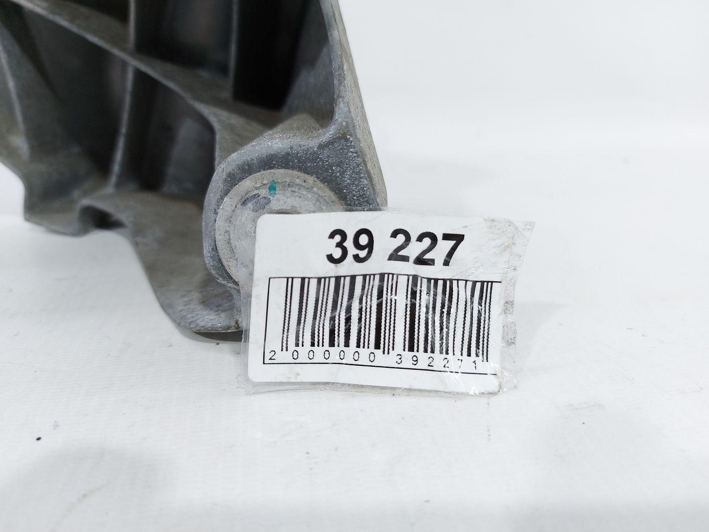 Ats Кронштейн подушки правый Cadillac ATS 2013-2015 20841854 Cadillac ATS 4