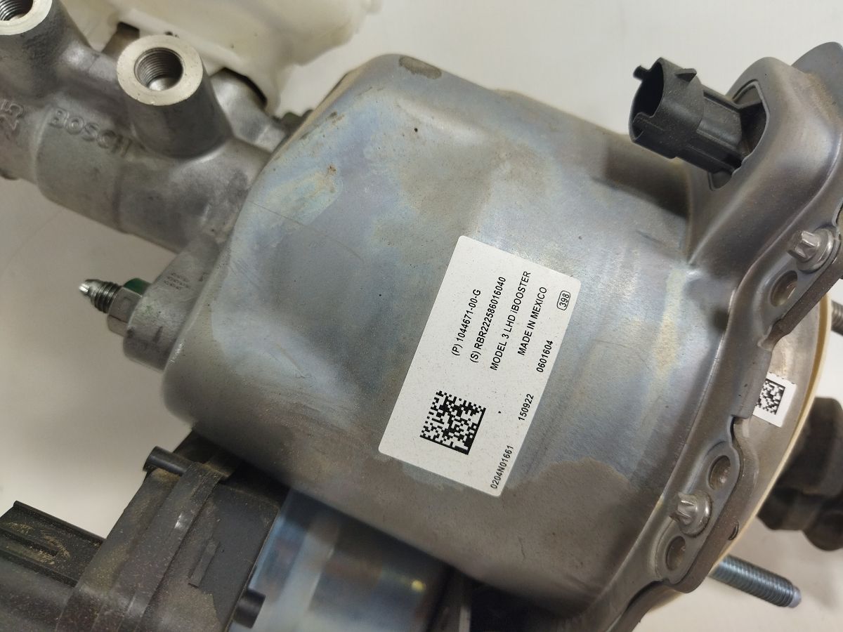 Model 3 Головний гальмівний циліндр Tesla Model 3 2020-2024 104467300B Tesla Model 3 4