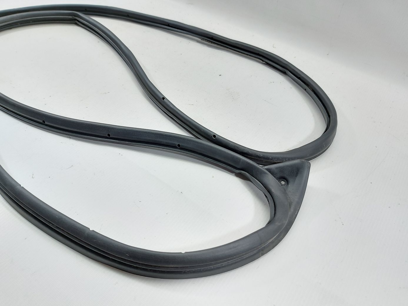 3 Уплотнительная резинка двери задней левой Mazda 3 2014-2018 BHN968913A Mazda 3 2