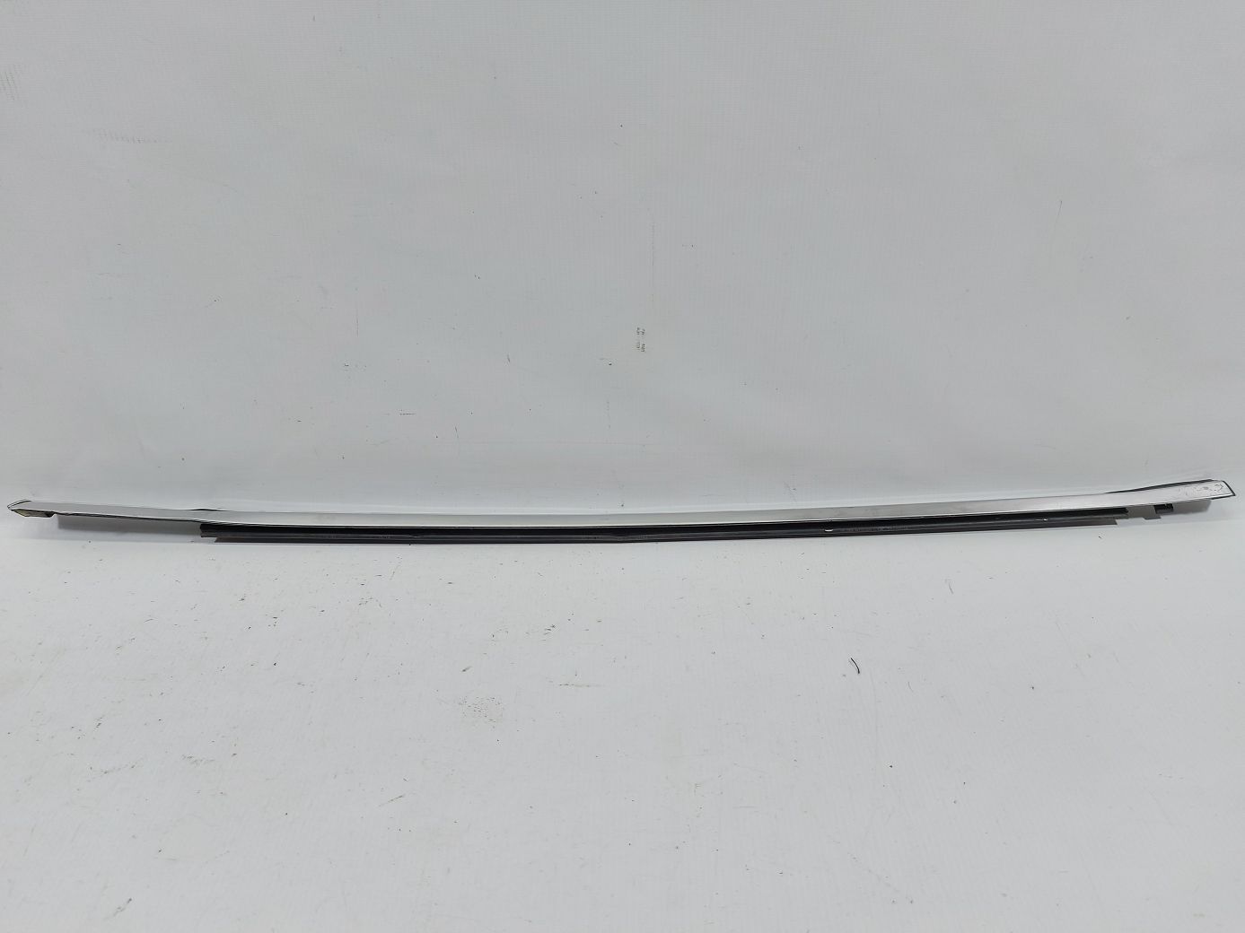 Sentra. Уплотнительная резинка стекла двери задней правой наружная (хром) Nissan Sentra 2013-2019 828203SG0A Nissan Sentra