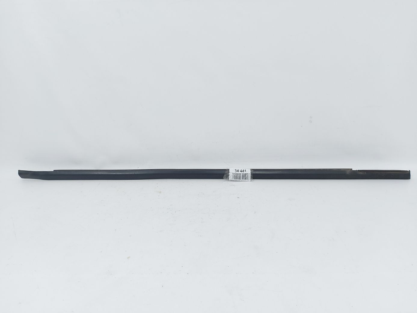 Focus. Ущільнювальна гумка скла двері передньої правої зовнішня Ford Focus 2012-2018 BM5Z5821452A Ford Focus