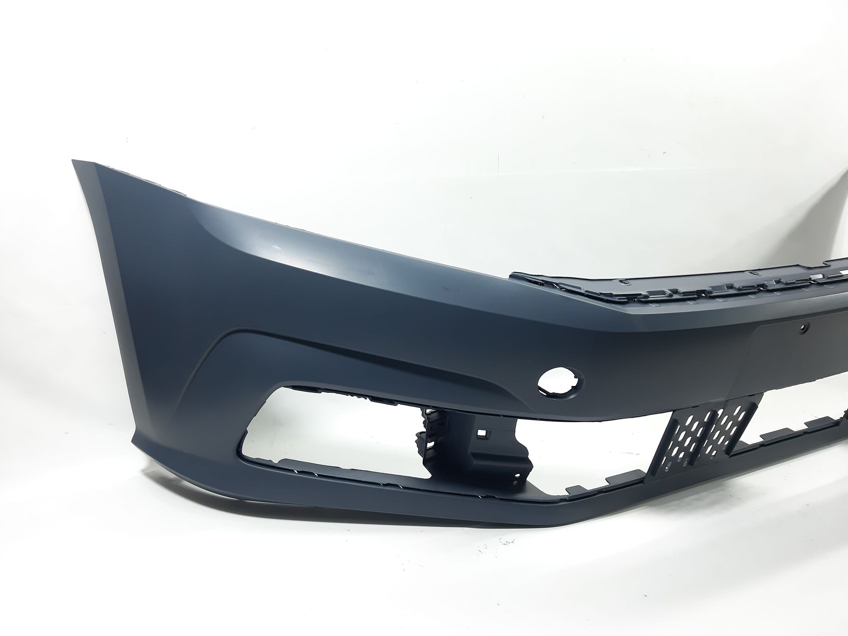 Передні бампери Бампер передній Volkswagen В8 2016-2019 561807217DGRU Volkswagen B8 2