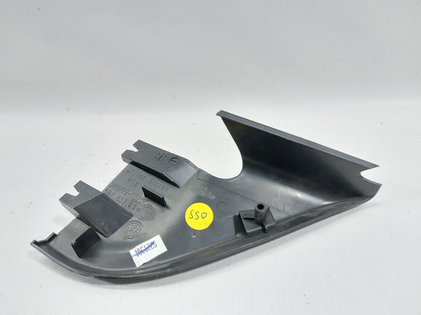 Passat Уголок двери передней правой внутренний Volkswagen Passat 2012-2021 561837974A82V Volkswagen Passat 2