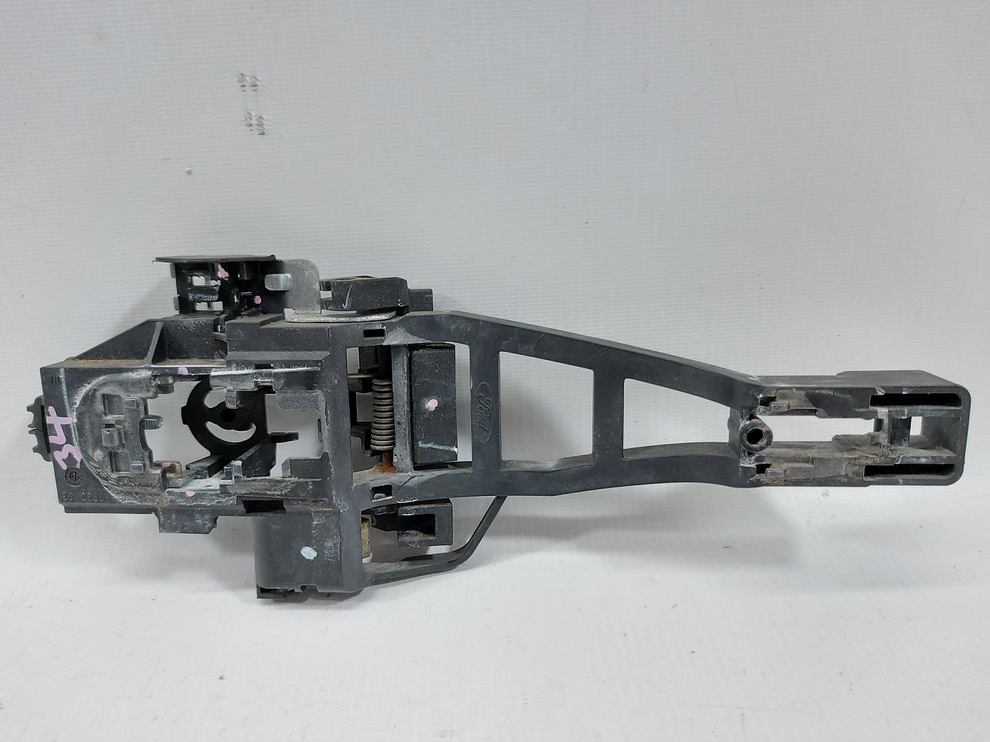 Focus. Кронштейн ручки наружной двери задней правой Ford Focus 2012-2014 CM5Z5826684D Ford Focus