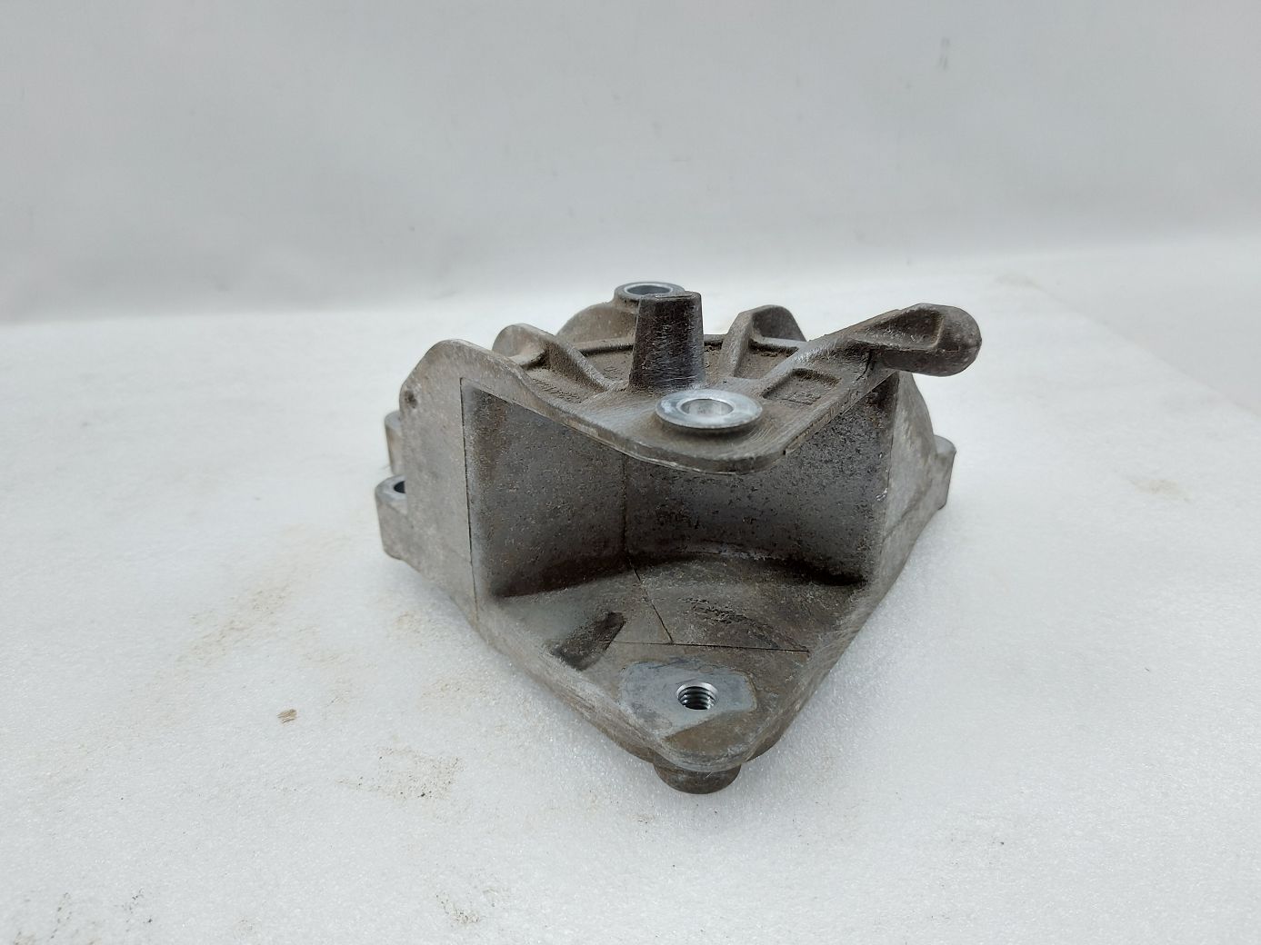 Malibu Кронштейн КПП Chevrolet Malibu 2013-2015 13341629 Chevrolet Malibu 2