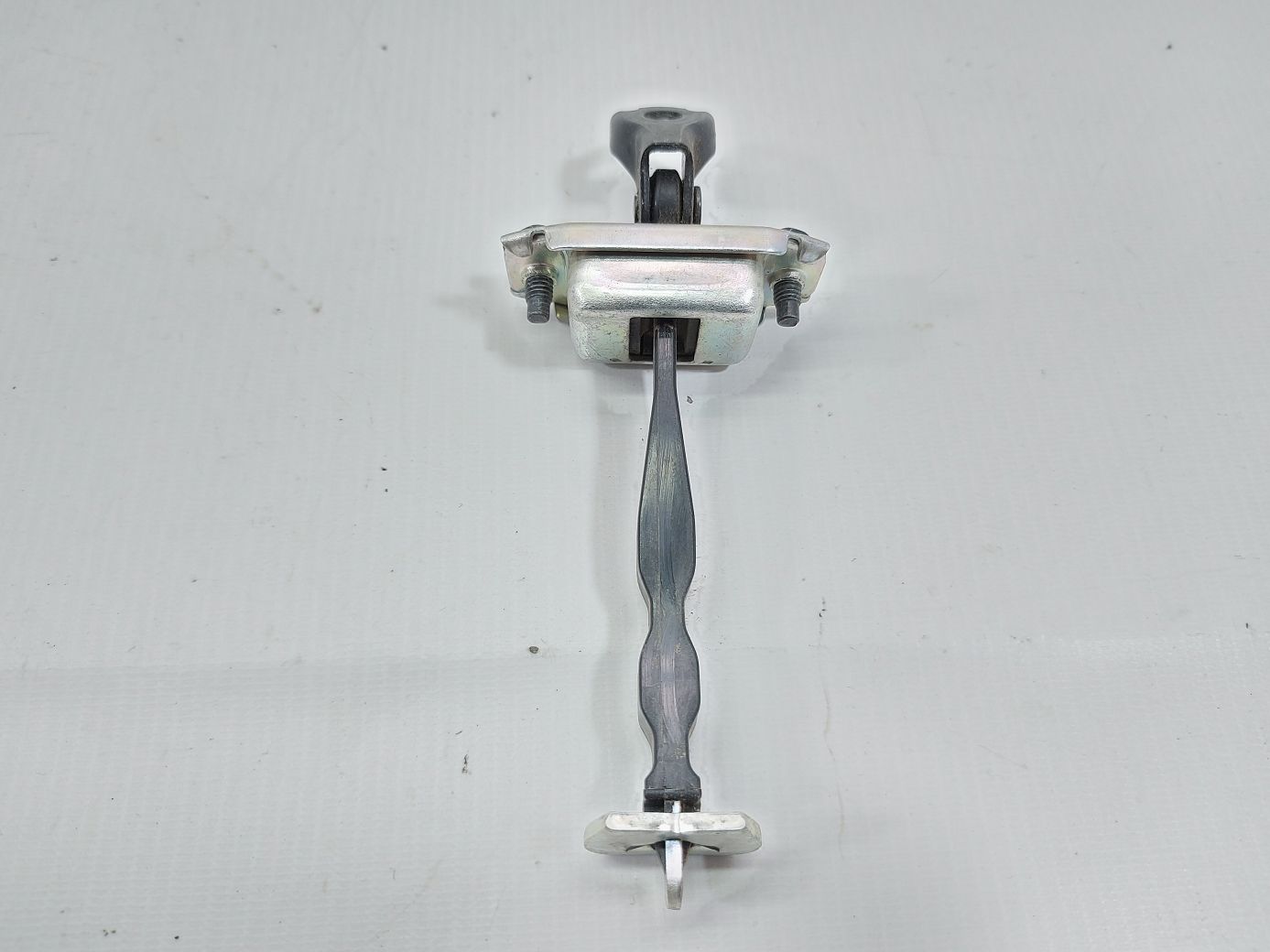 Sentra Обмежувач двері задньої лівої Nissan Sentra 2013-2017 824303RA0A Nissan Sentra 2