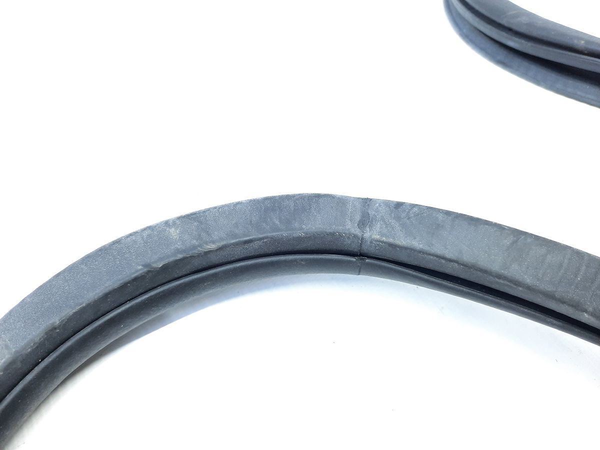 200 limited Ущільнювальна гумка дверей задньої лівої/правої Chrysler 200 Limited 2015-2017 68144971AB Chrysler 200 Limited 4