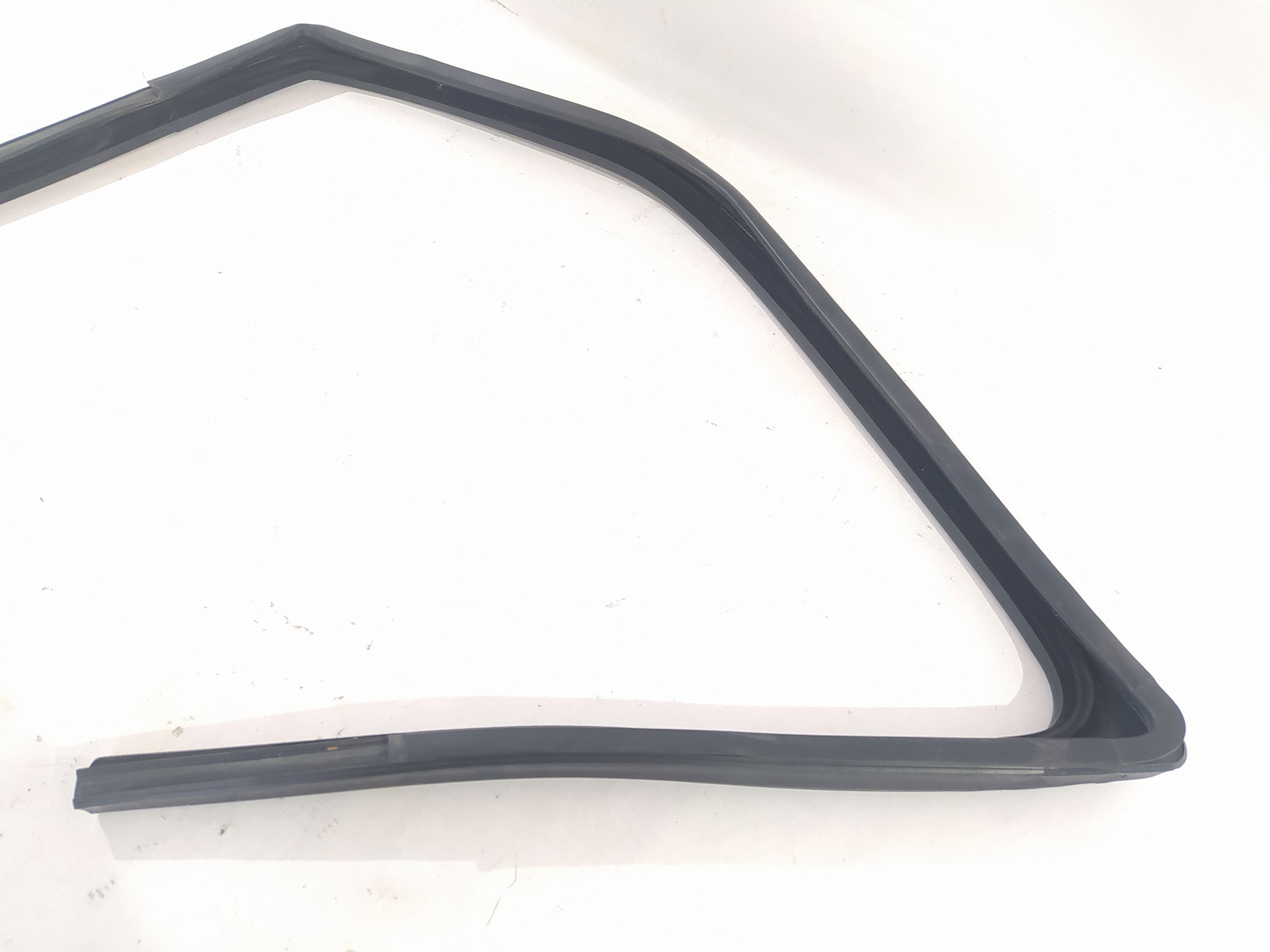 Patriot Ущільнювач скла верхній (лазури) двері передньої лівої Jeep Patriot 2007-2010 5067769AD Jeep Patriot 12