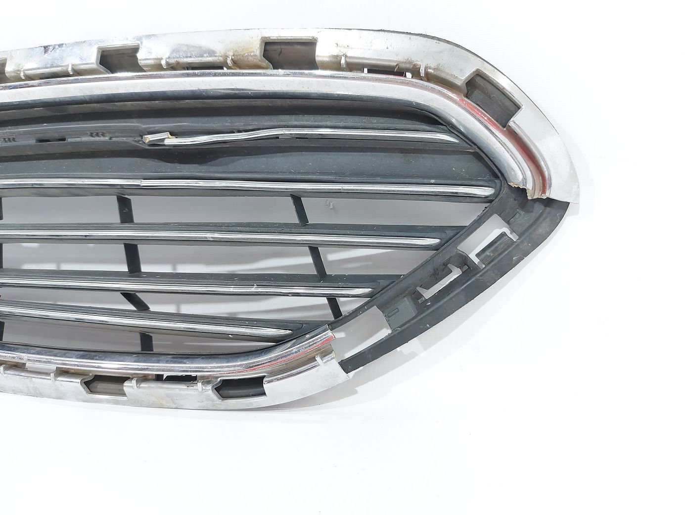 Fiesta sedan Решітка радіатора верхня (пошкоджена) Ford Fiesta sedan 2014-2019 D2BZ17B968AA Ford Fiesta sedan 3