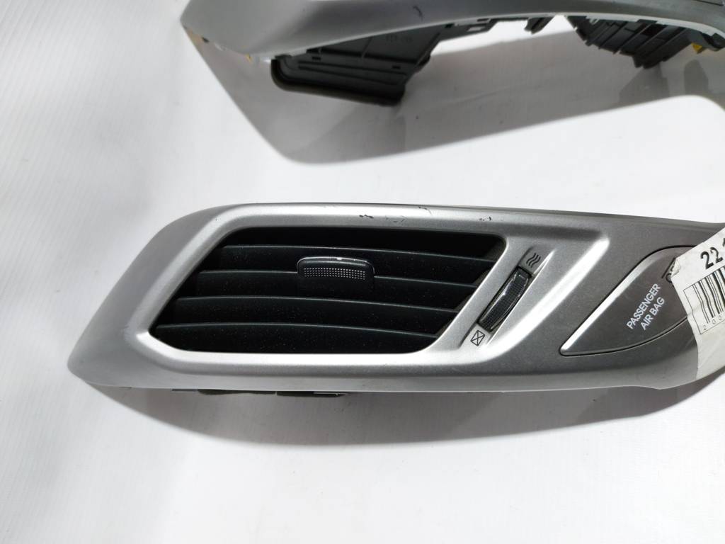 Veloster Повітропровід центральний Hyundai Veloster 2012-2016 84740-2V100-RDR Hyundai Veloster 2