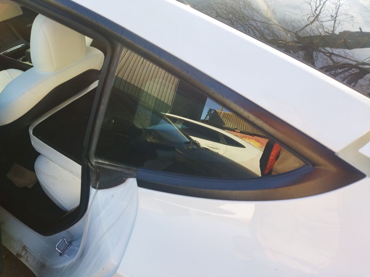 Model 3. Форточка двери задней левой Tesla Model 3 2020-2024 109875700G Tesla Model 3