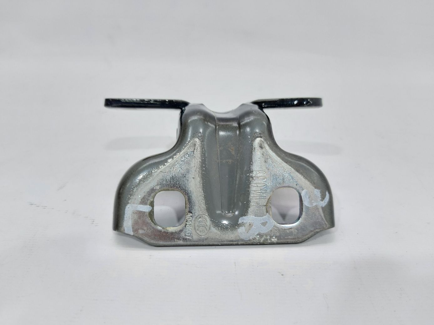 Volt. Петля двери задней левая верхняя Chevrolet Volt 2011-2015 13501713 Chevrolet Volt