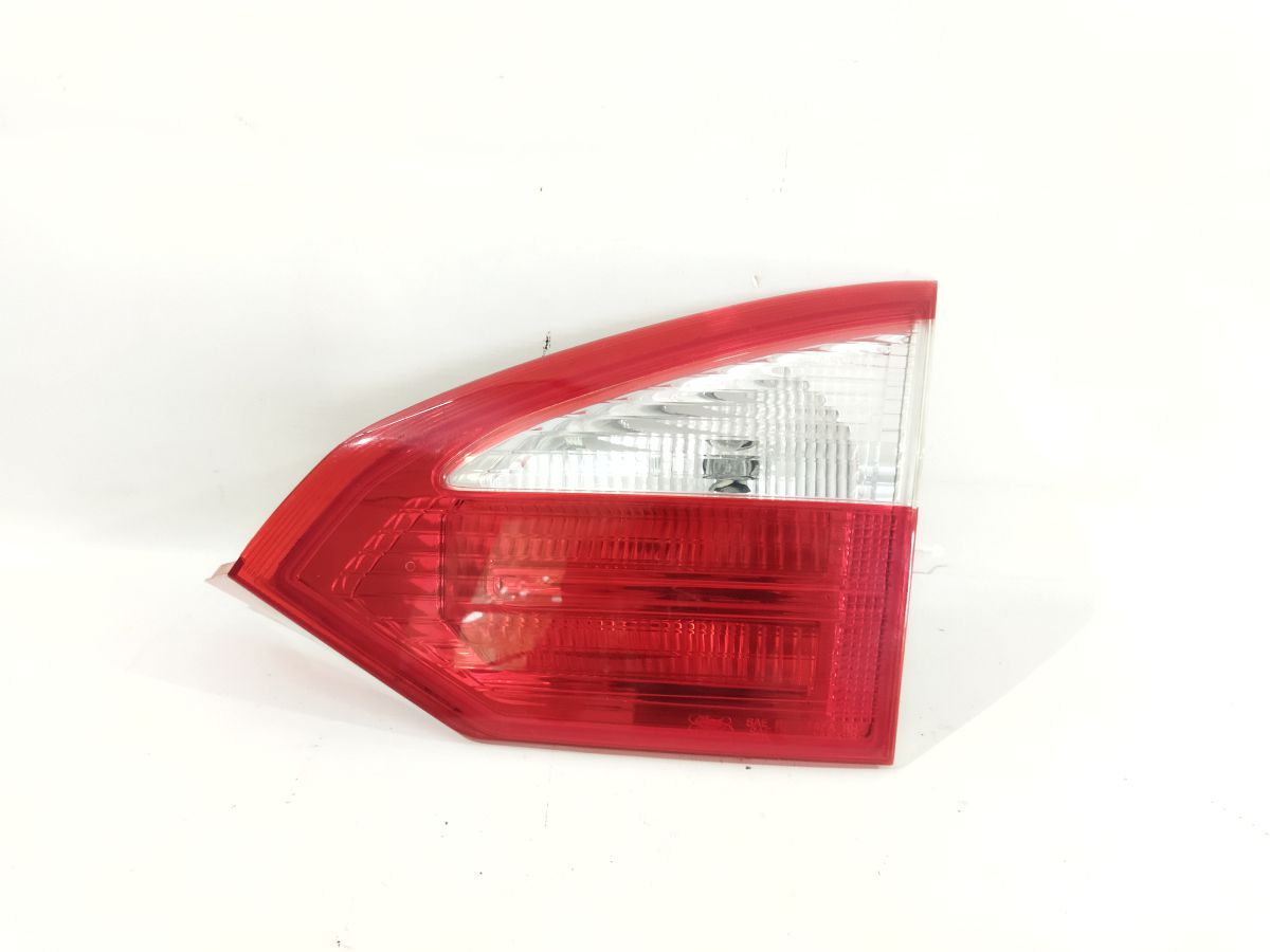 Fiesta. Фонарь крышки багажника правый Ford Fiesta 2014-2019 D2BZ13404D Ford Fiesta