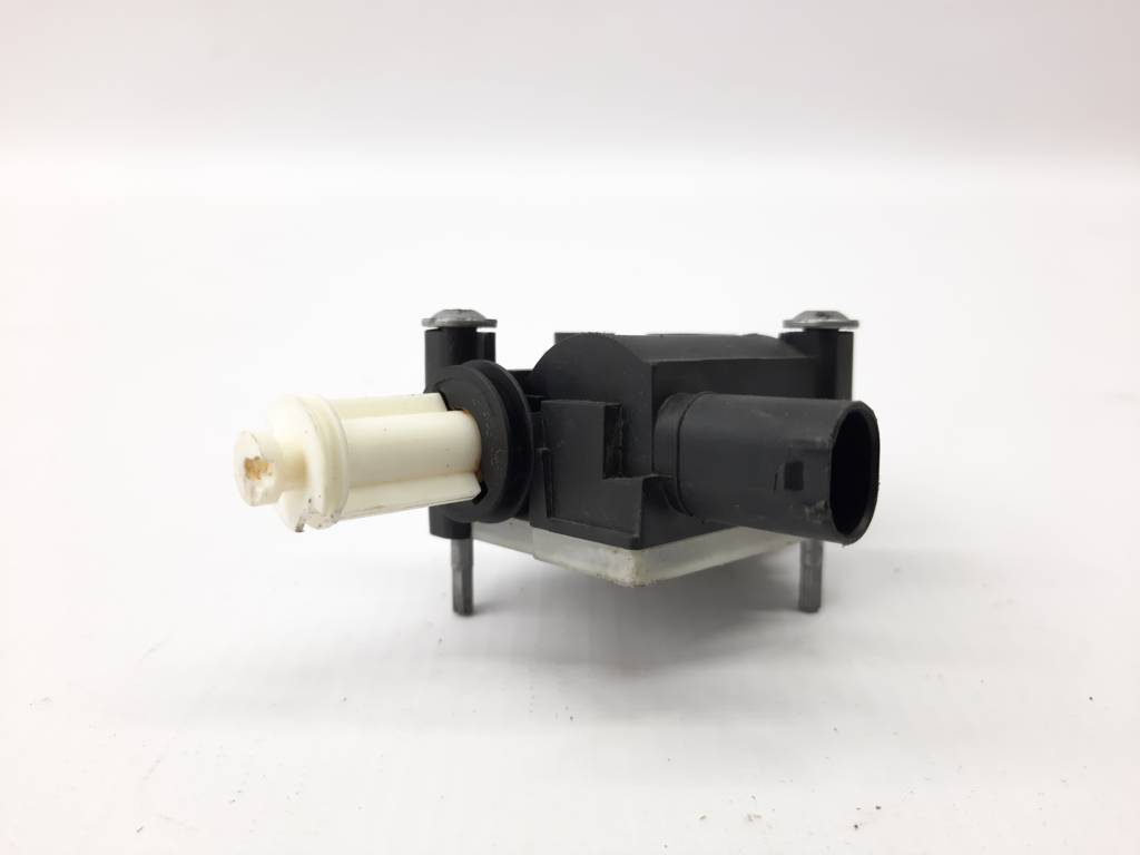 7 series. Активатор замку кришки бензобака BMW 7 2012 67117200674 BMW 7