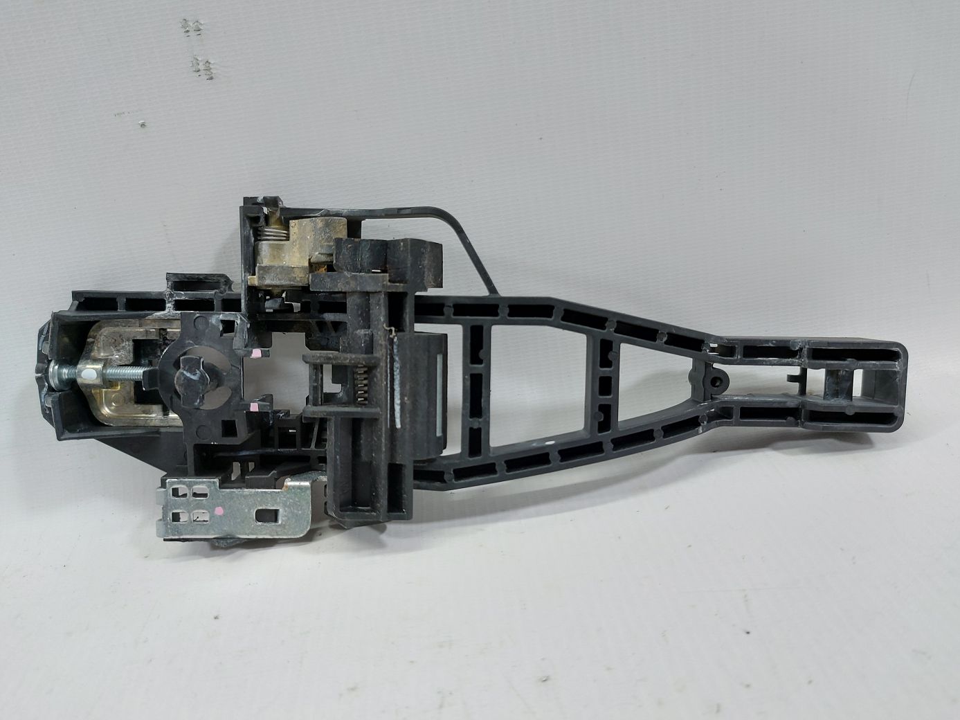 Focus Кронштейн ручки наружной двери задней правой Ford Focus 2012-2014 CM5Z5826684D Ford Focus 2