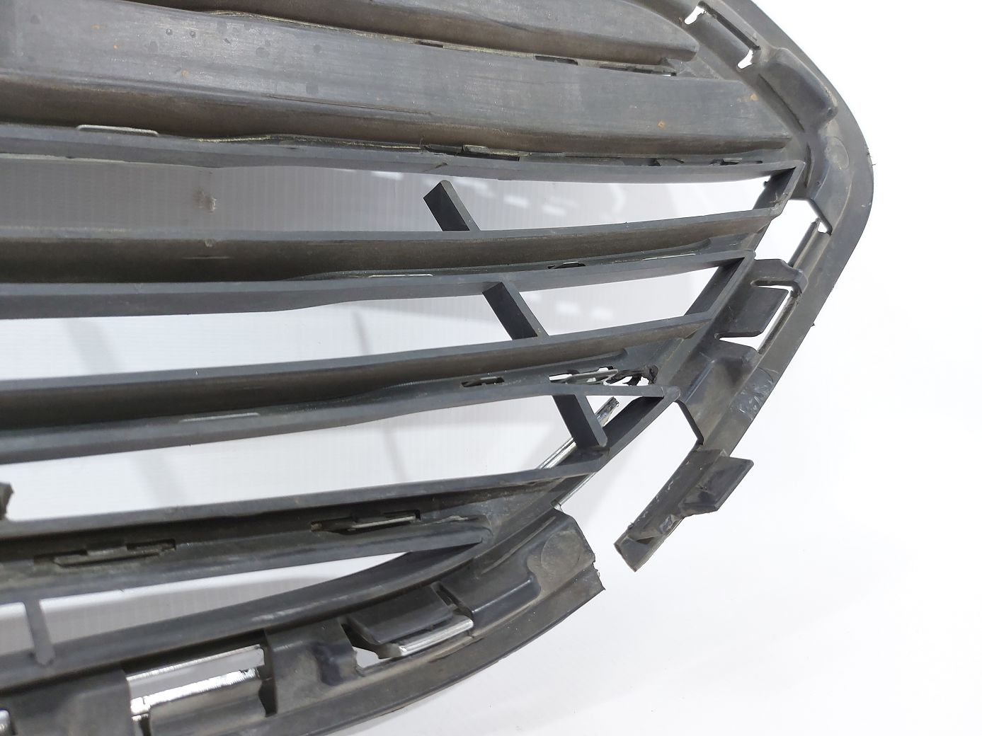 Fiesta sedan Решітка радіатора верхня (пошкоджена) Ford Fiesta sedan 2014-2019 D2BZ17B968AA Ford Fiesta sedan 5