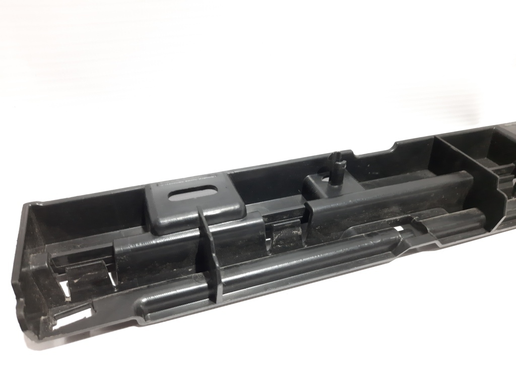 7 series Кріплення накладки порога переднє ліве BMW 7 2012 7187101 BMW 7 6