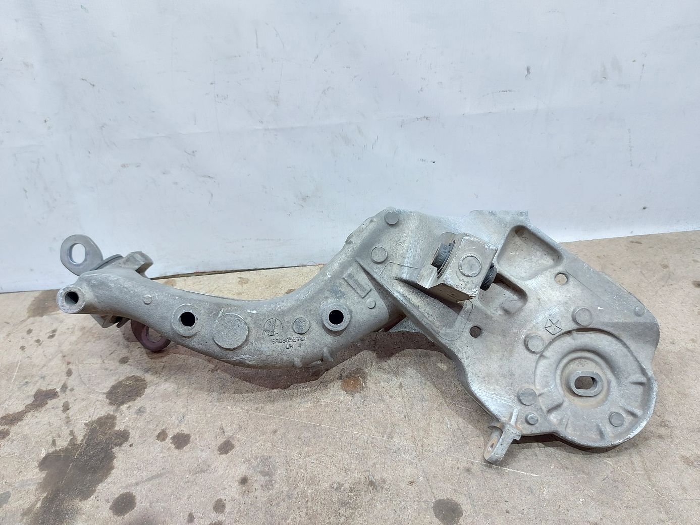 Dart Поворотний кулак задній лівий Dodge Dart 2013-2019 68204867AC Dodge Dart 19