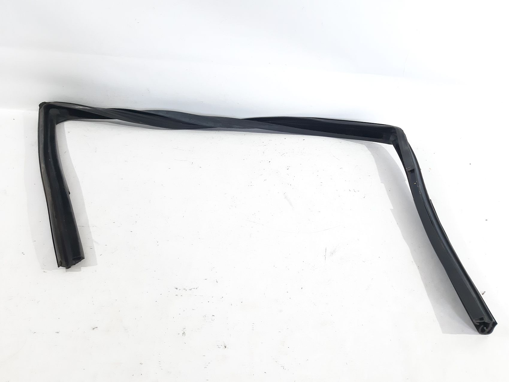 Avenger. Уплотнитель стекла арки двери передней правой Dodge Avenger 2008-2014 5074004AF Dodge Avenger