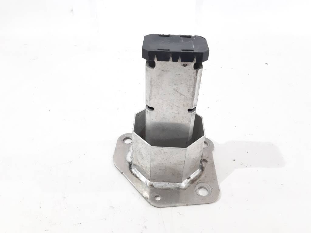 Dart Кронштейн усилителя переднего правый Dodge Dart 2013-2019 68187810AA Dodge Dart 9